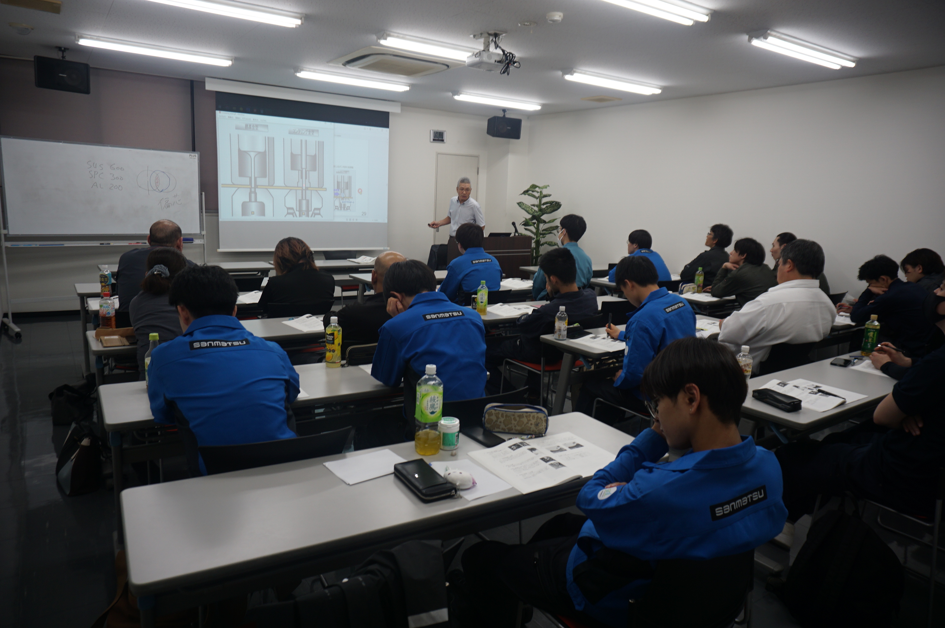 板金”ほ・へ・と”研修会（板金加工概論）を実施致しました