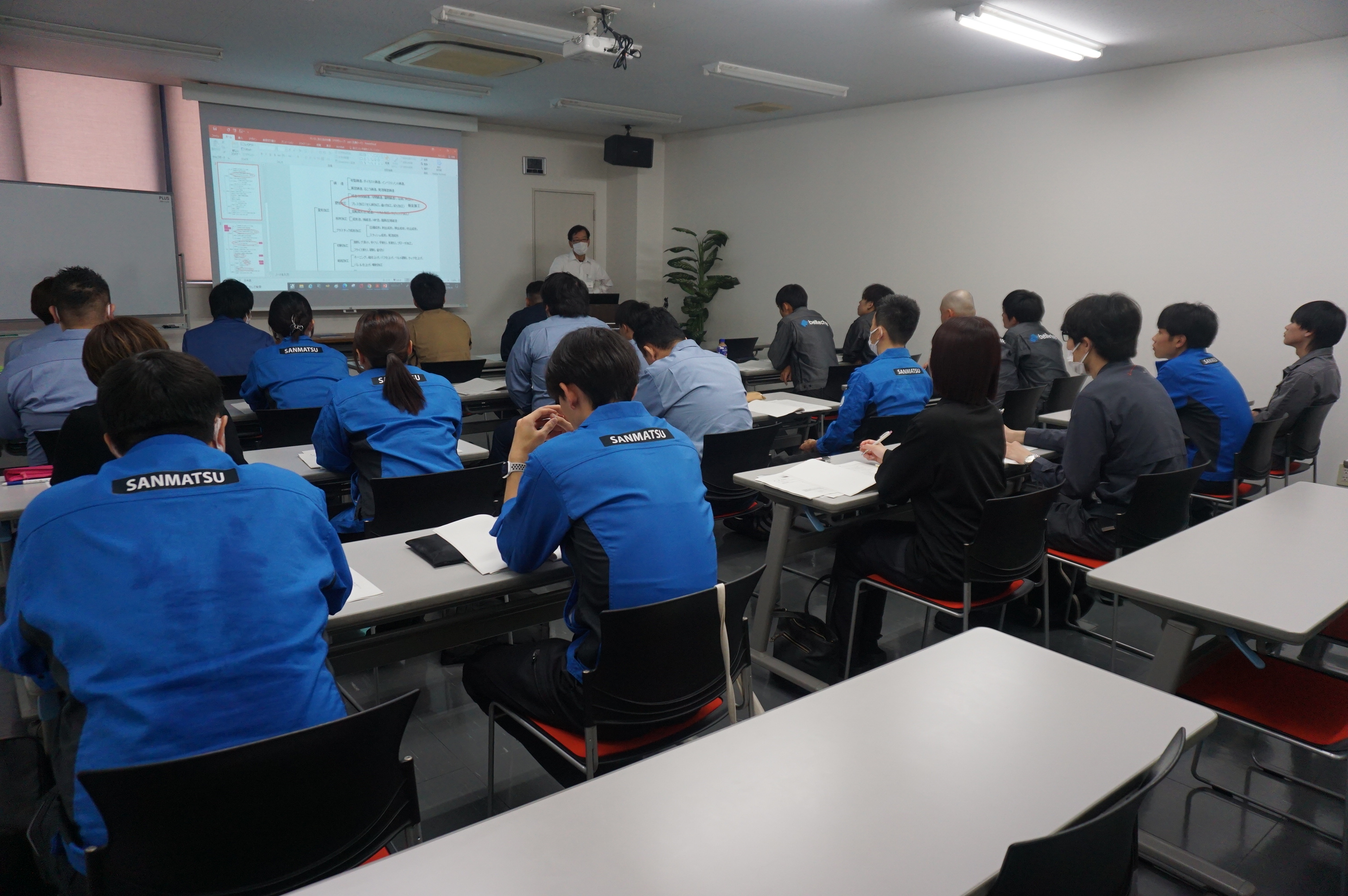 板金”ほ・へ・と”研修会（板金加工概論）を実施致しました。