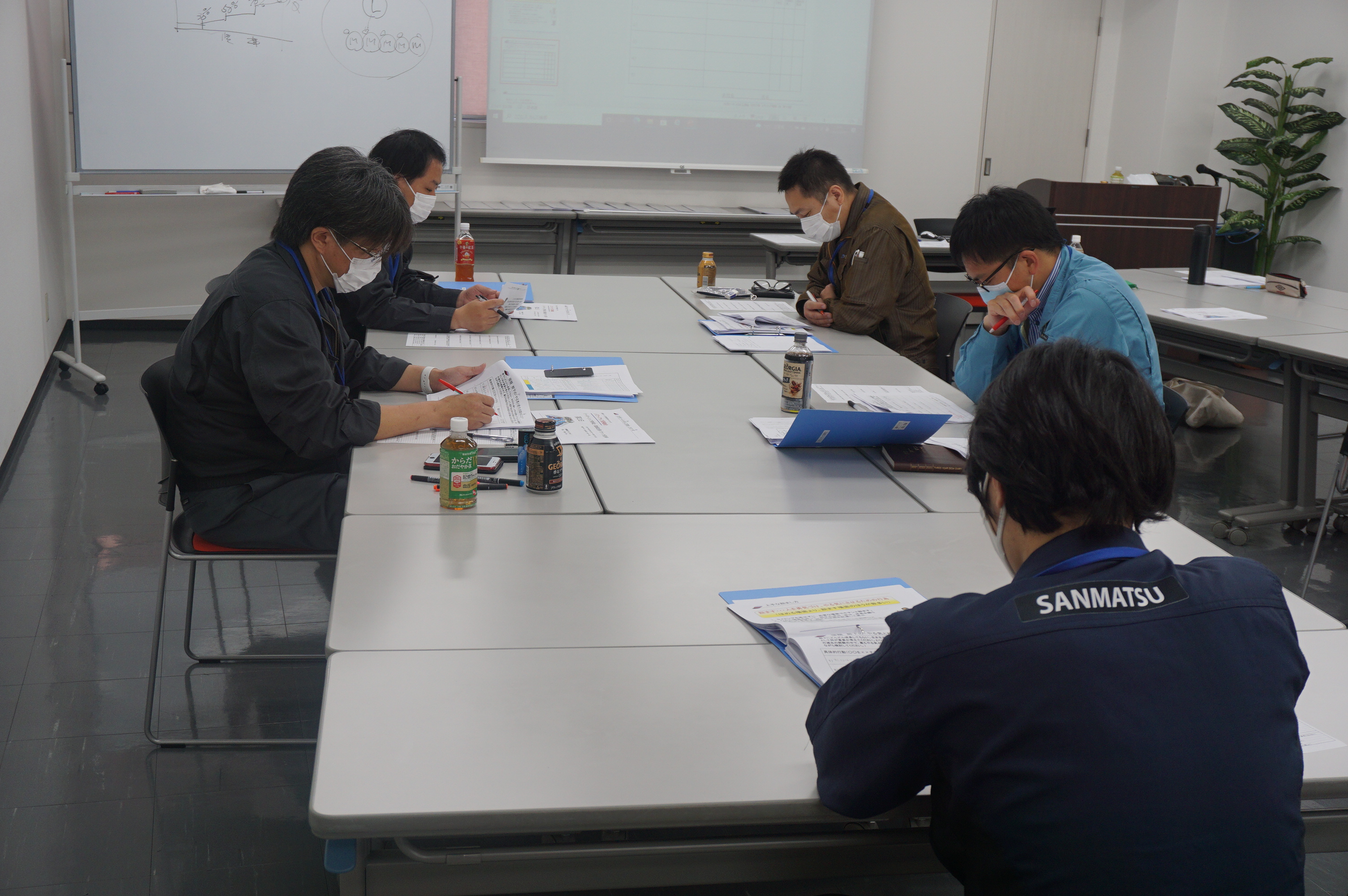 各グループにて討議中