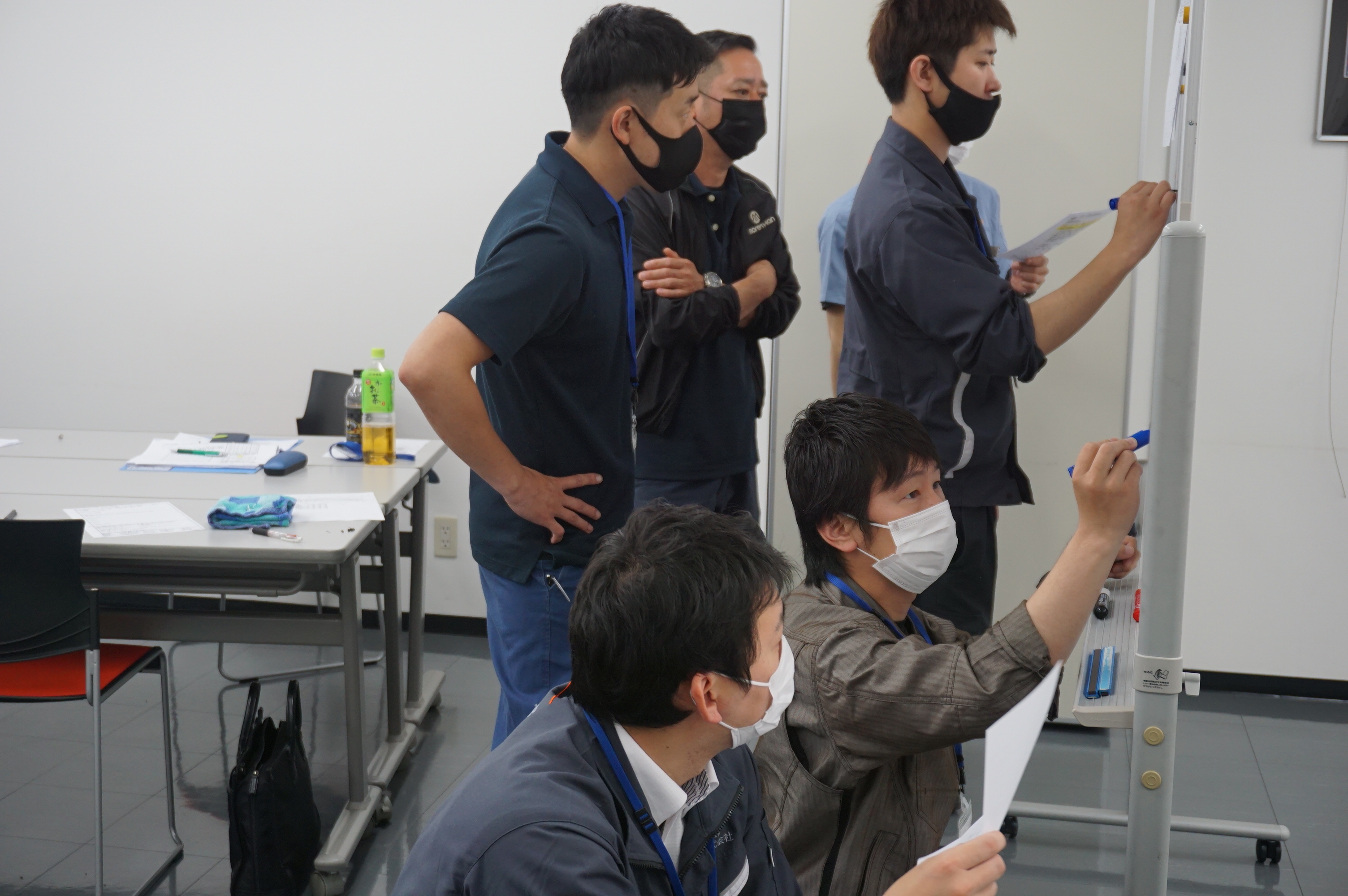 演習課題を皆で話し合いながら纏めている様子